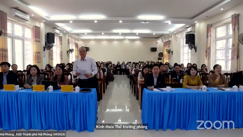 Ảnh có chứa trang phục, trong nhà, người, phụ nữMô tả được tạo tự động