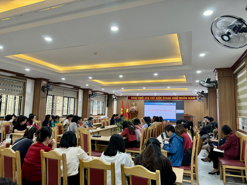 Ảnh có chứa trang phục, hiện trường, đồ đạc, trong nhàMô tả được tạo tự động