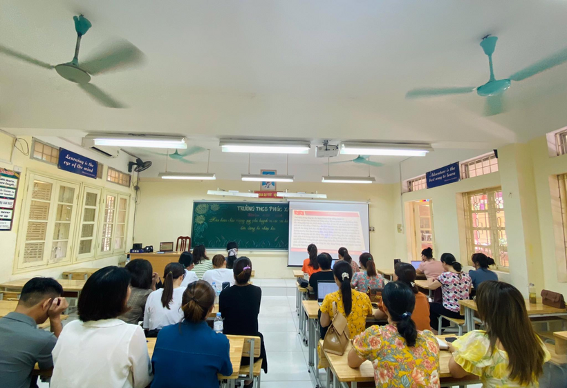 A group of people in a classroomDescription automatically generated