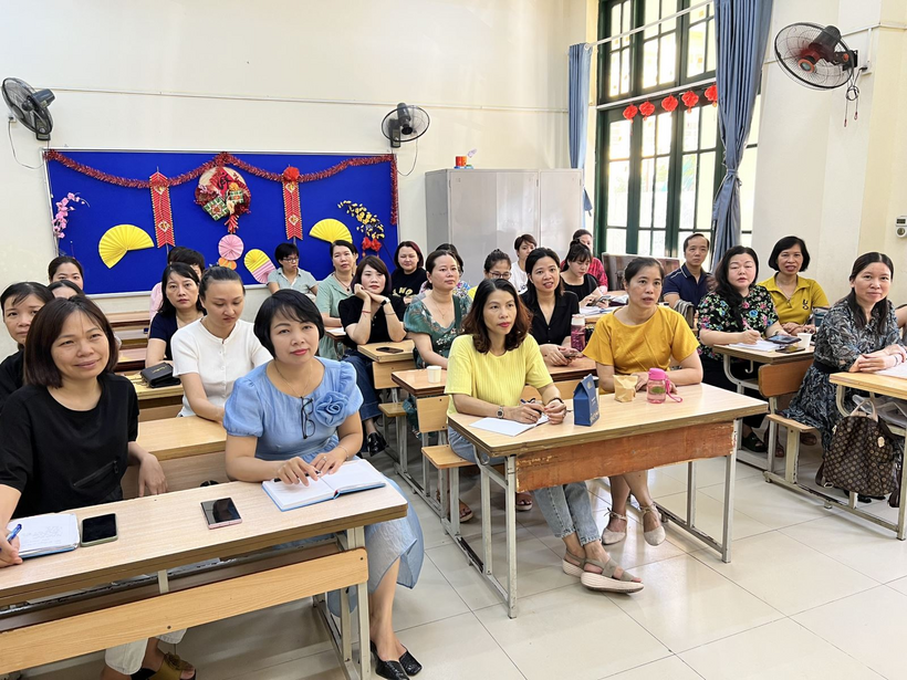 A group of people sitting in a classroomDescription automatically generated