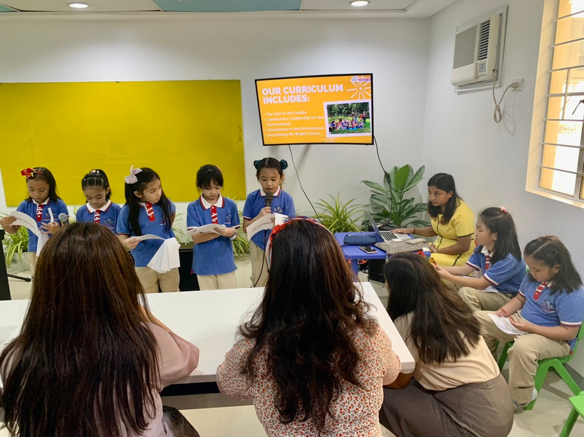 A group of children in a roomDescription automatically generated