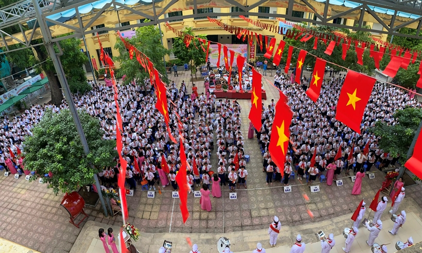 A group of people holding flags

Description automatically generated