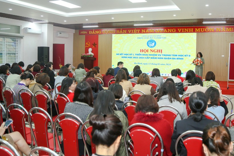 Đại biểu dự và phát biểu tham luận tại hội nghị.