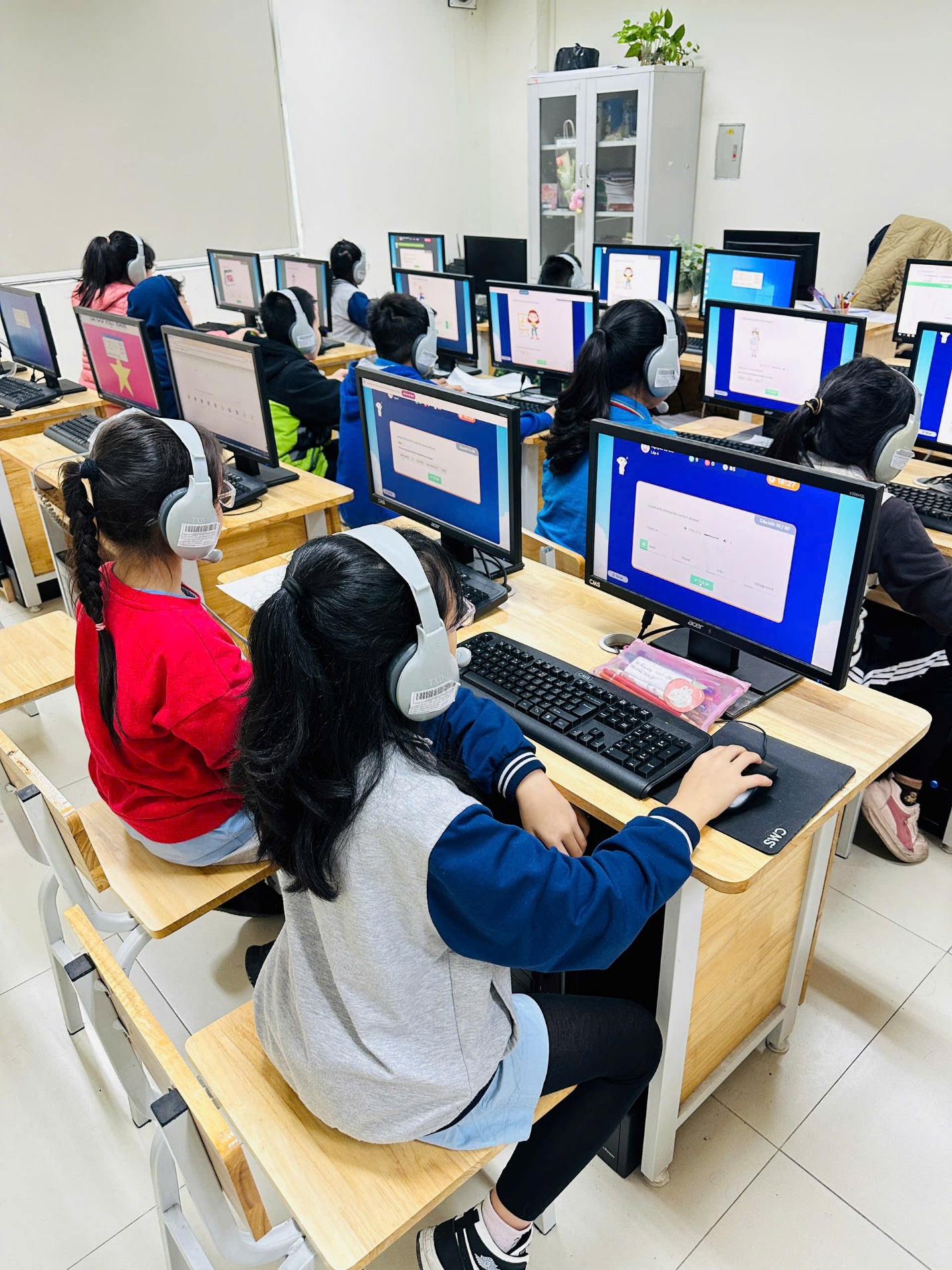 A group of people in a computer room

AI-generated content may be incorrect.
