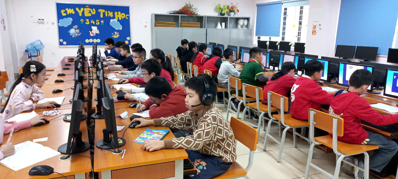A group of people sitting at desks in a classroom

AI-generated content may be incorrect.
