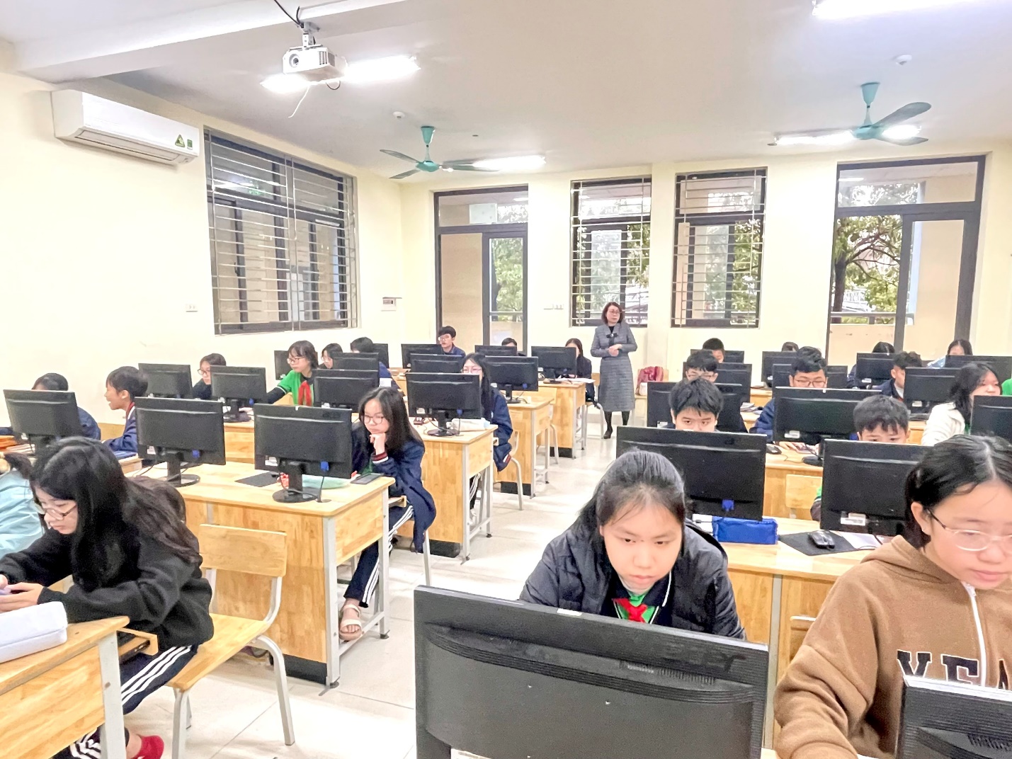 A group of people in a classroom

AI-generated content may be incorrect.