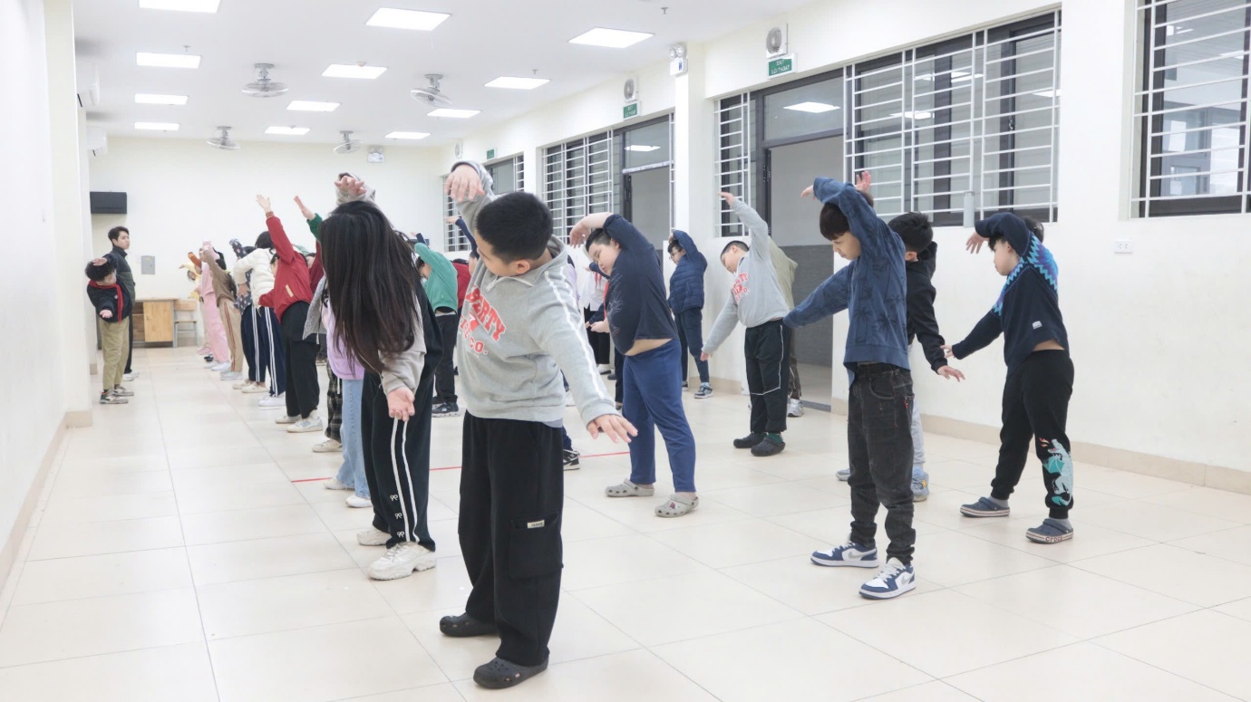 Trường có 2 phòng đa năng phục vụ công tác dạy môn thể chất cho học sinh tiểu học trong điều kiện thời tiết khắc nghiệt.