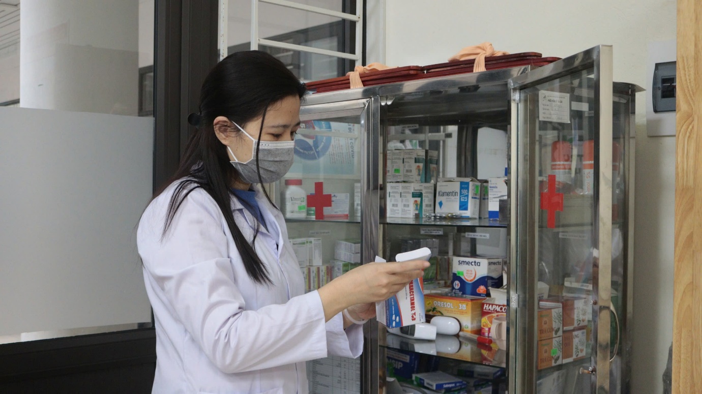 Cán bộ tại phòng y tế cũng liên tục kiểm tra, rà soát lại hệ thống thuốc có trong tủ thuốc của nhà trường.