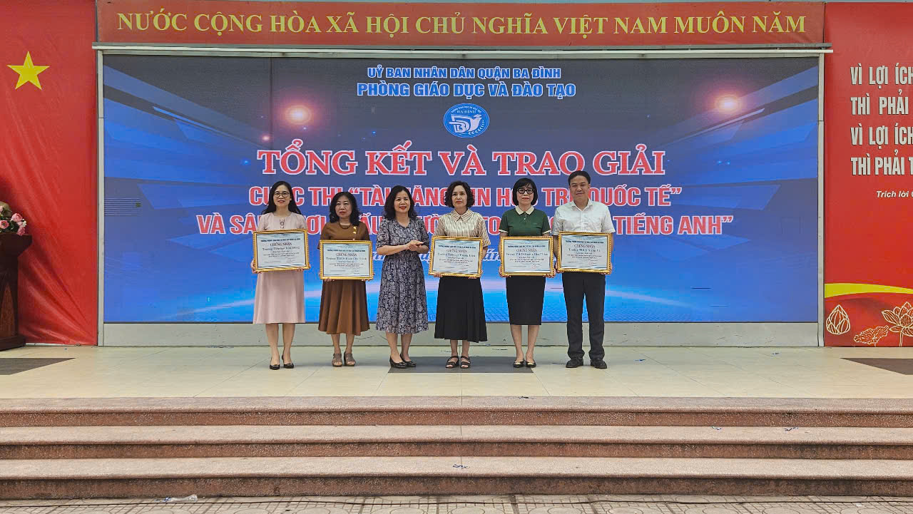 A group of people holding certificates
Description automatically generated