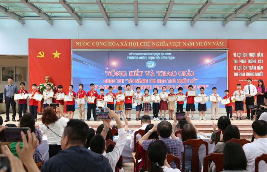 A group of children performing on a stage
Description automatically generated