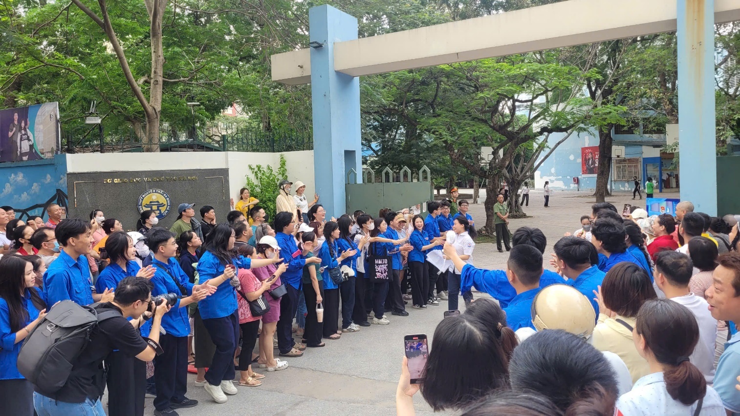 A group of people in blue shirts

AI-generated content may be incorrect.