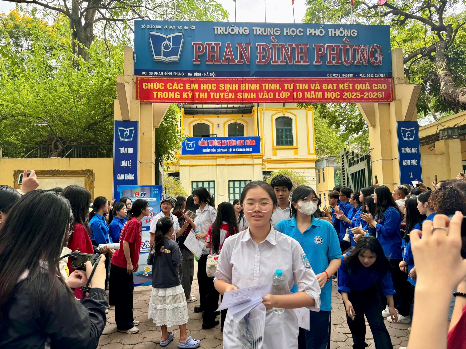 A group of people in front of a sign

AI-generated content may be incorrect.