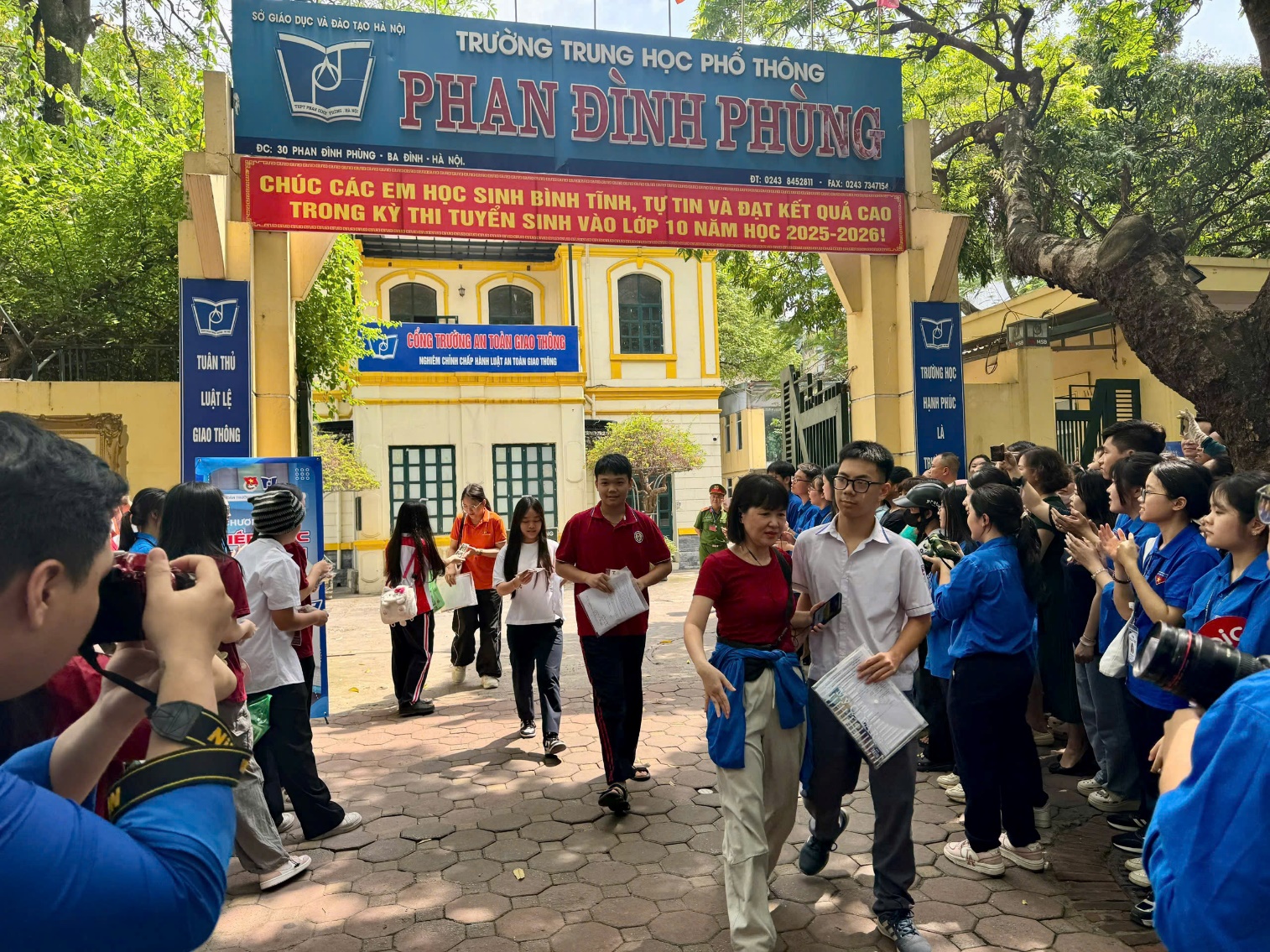 A group of people walking in a courtyard

AI-generated content may be incorrect.