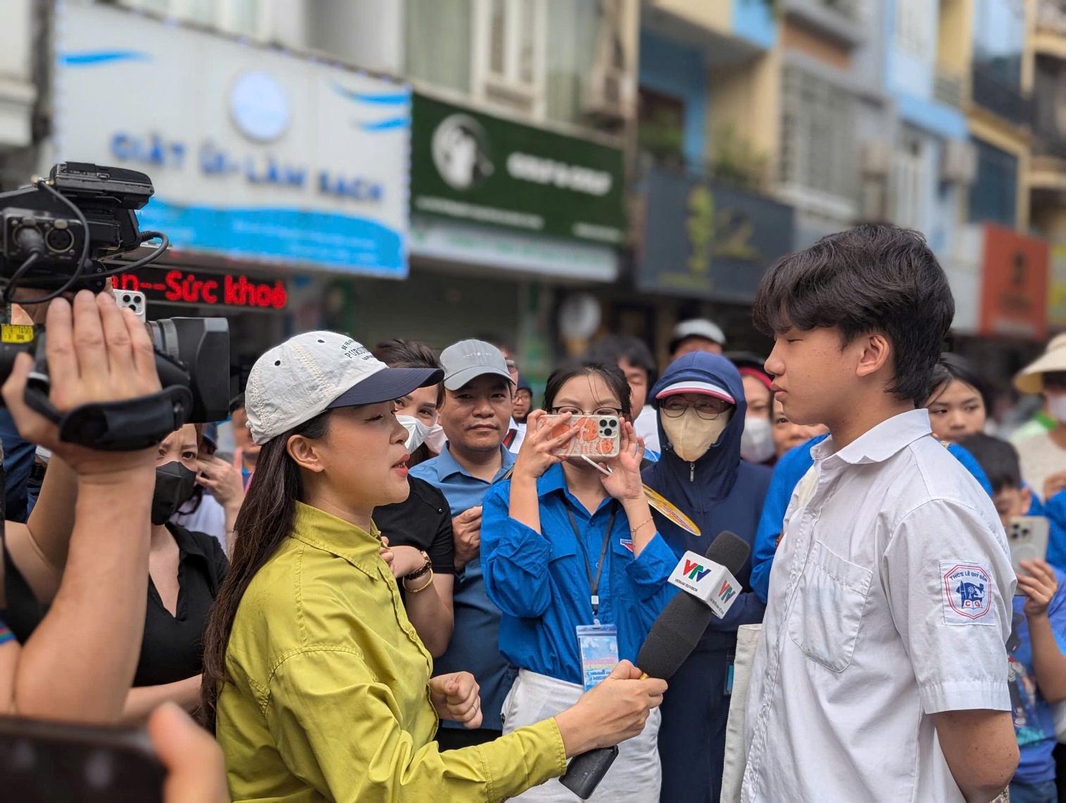 A person and person talking to a crowd of people

AI-generated content may be incorrect.