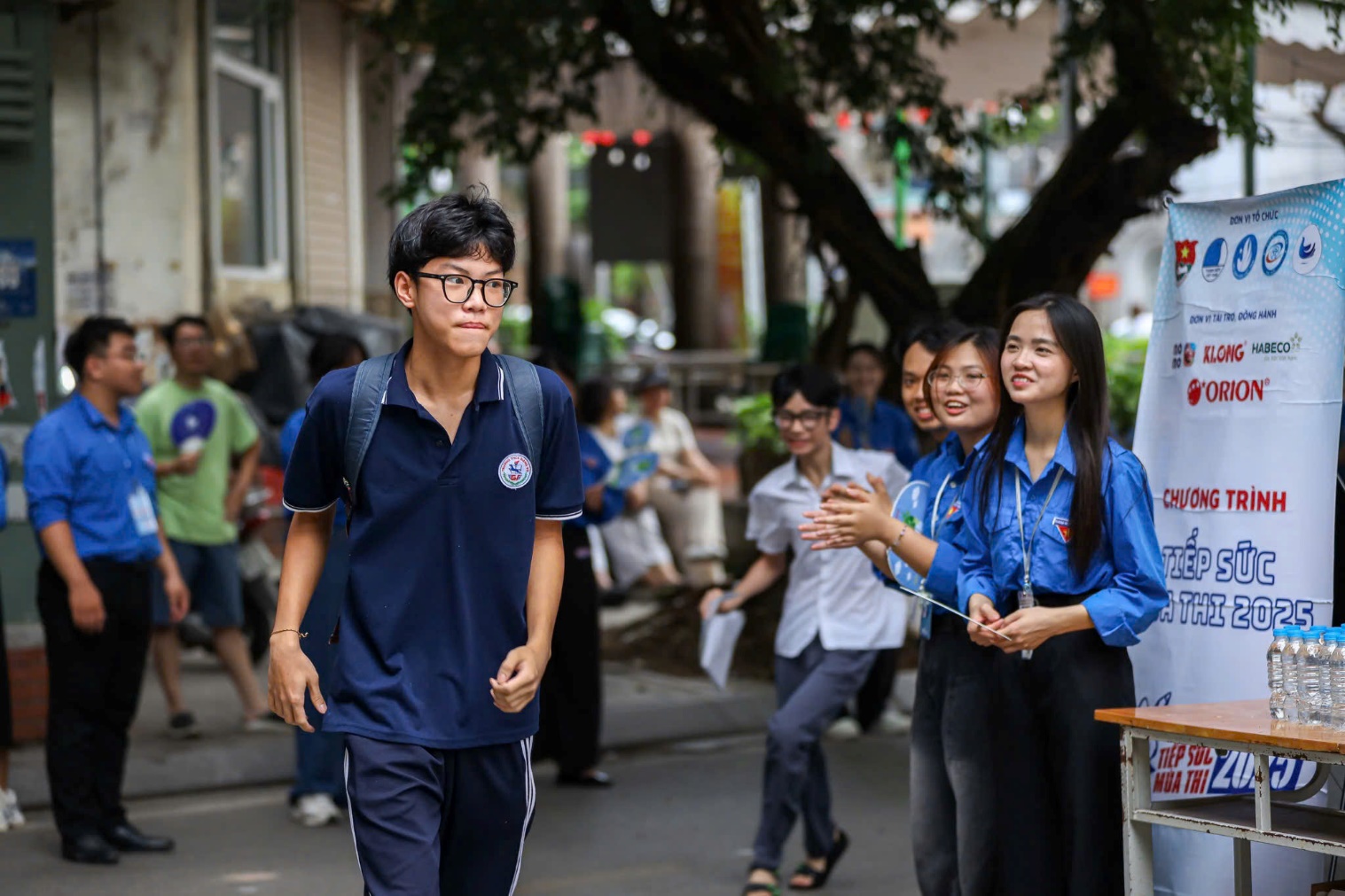 A group of people walking on a street

AI-generated content may be incorrect.