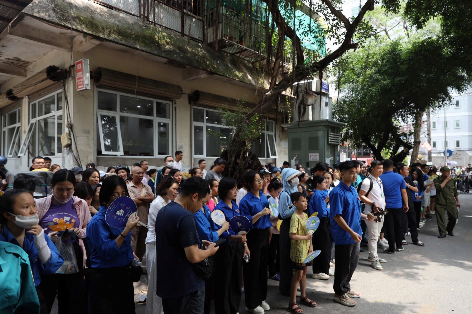 A group of people standing in a line

AI-generated content may be incorrect.