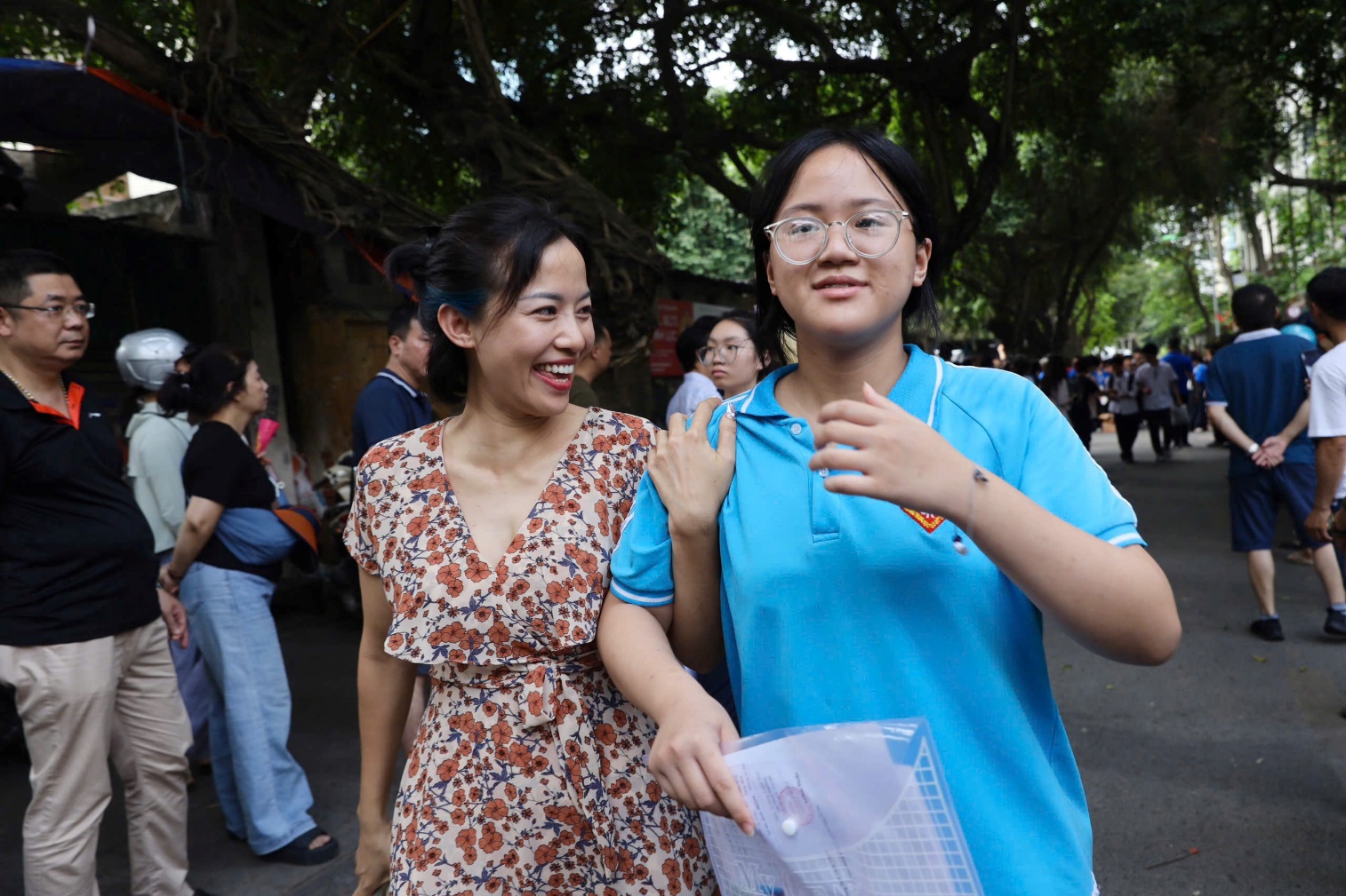 A person holding a plastic bag next to another person

AI-generated content may be incorrect.