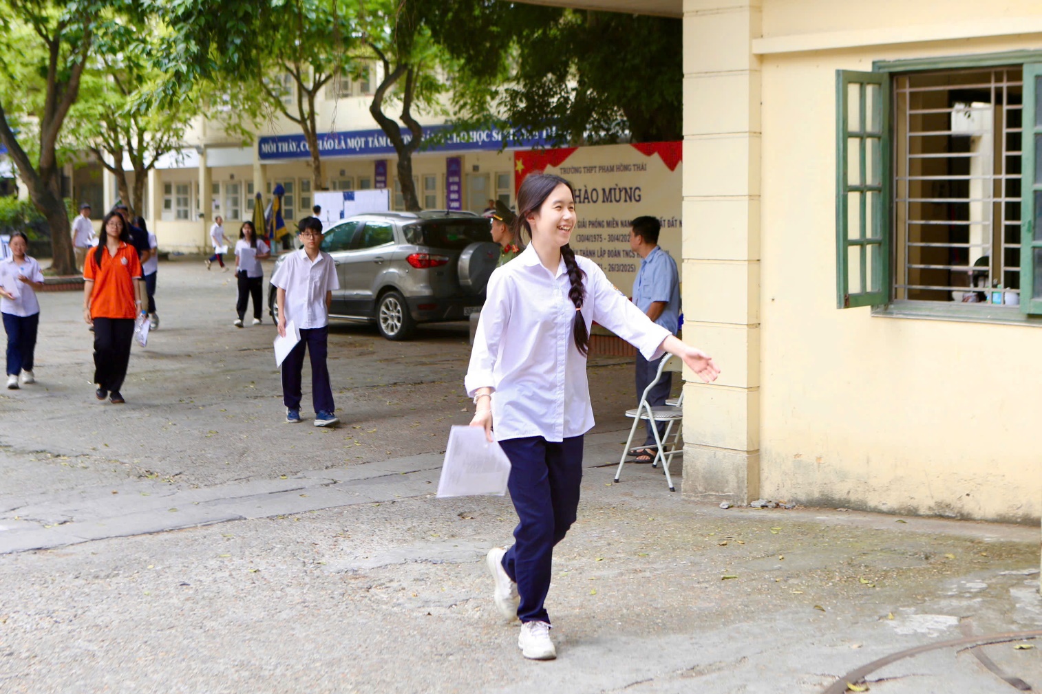 A person walking on a street

AI-generated content may be incorrect.