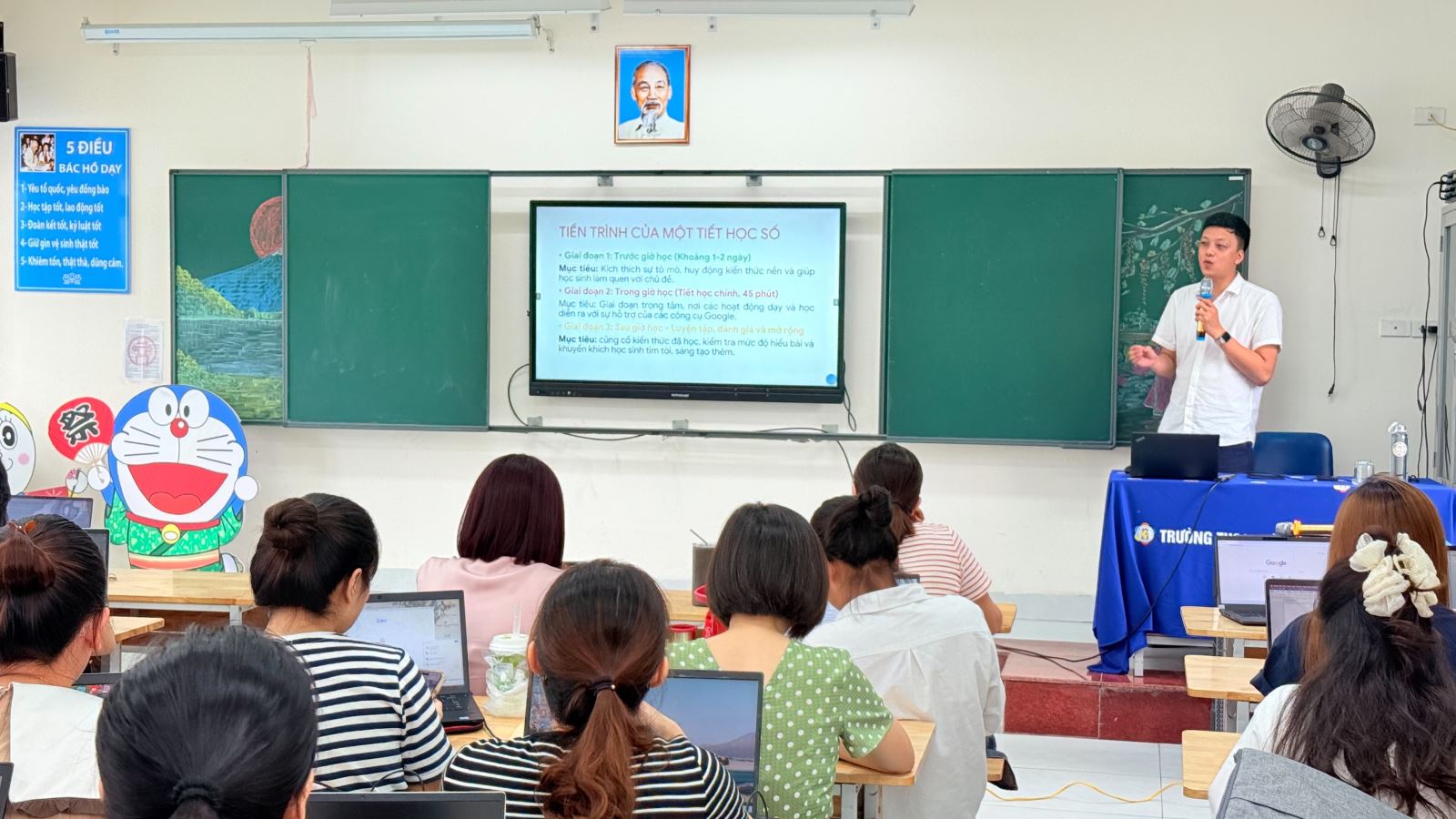Ảnh 2. Ông Nguyễn Thái Minh chia sẻ về tiến trình và cách thức tổ chức một tiết học số hiệu quả